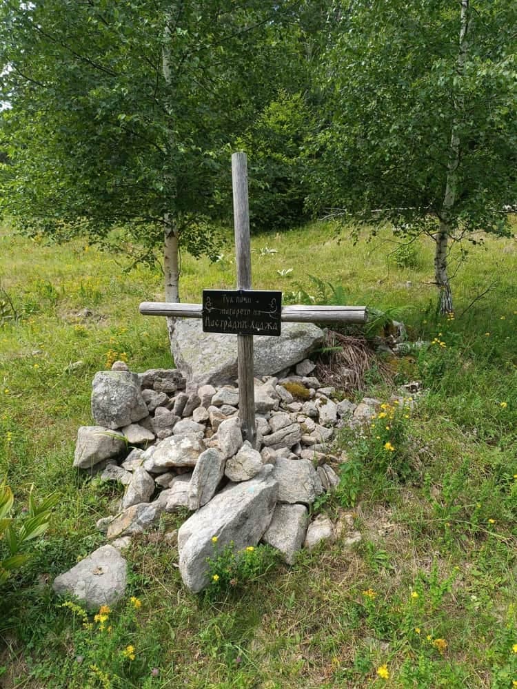 Wooden cross with a sign marking Nasreddin Hodja's donkey's grave